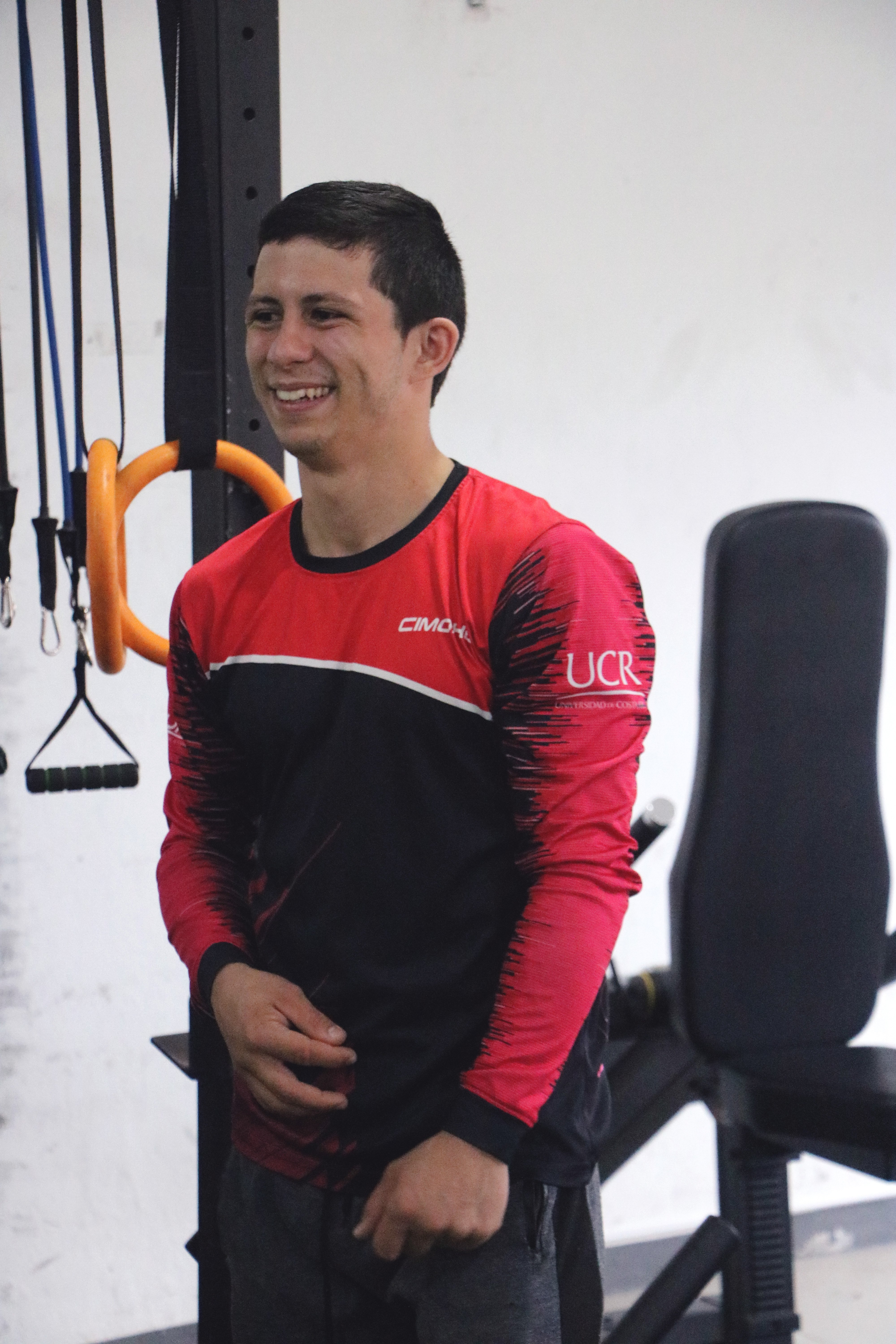 Joven atleta universitario durante su sesión de entrenamiento deportivo