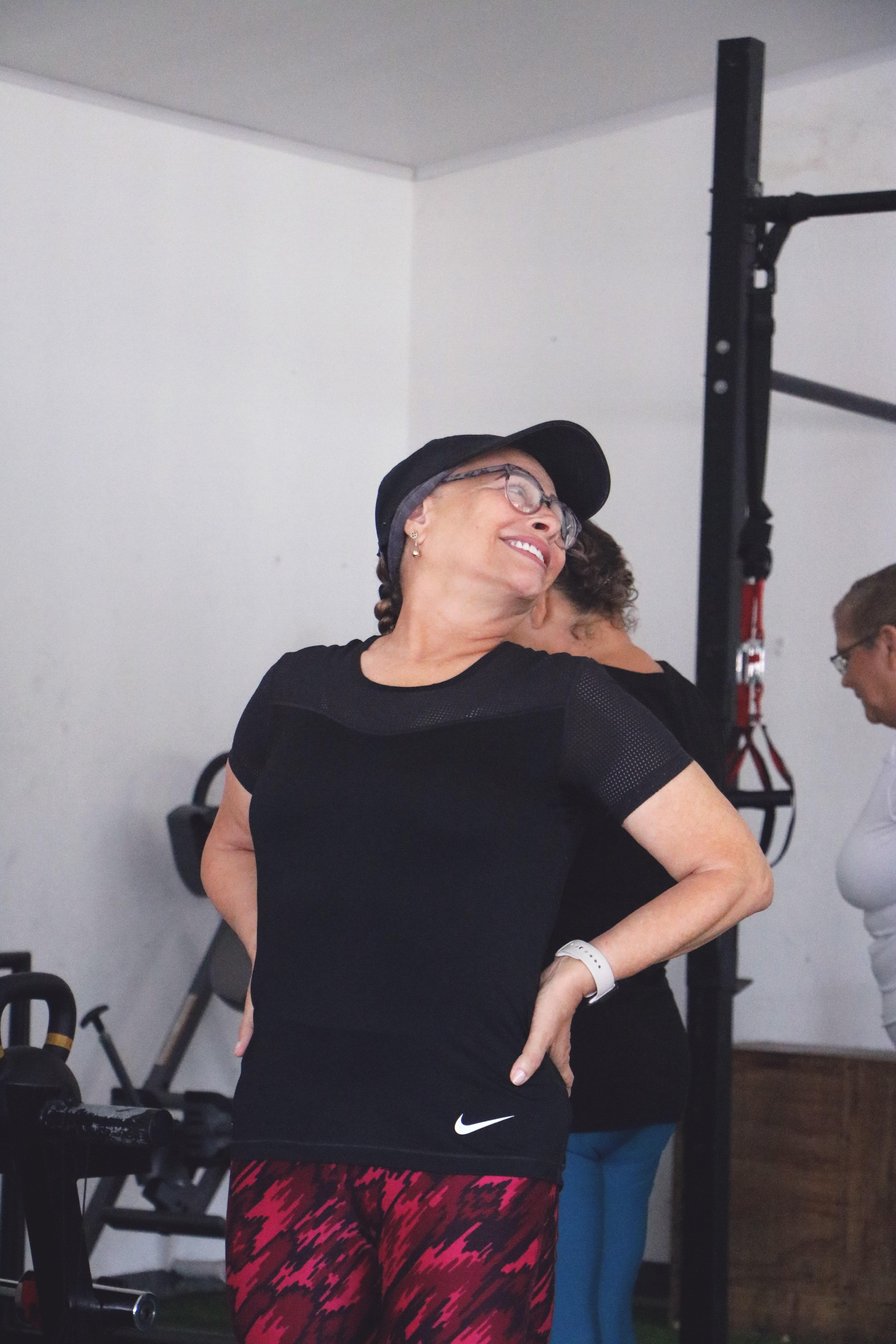 Paciente adulta mayor con actitud positiva durante su terapia