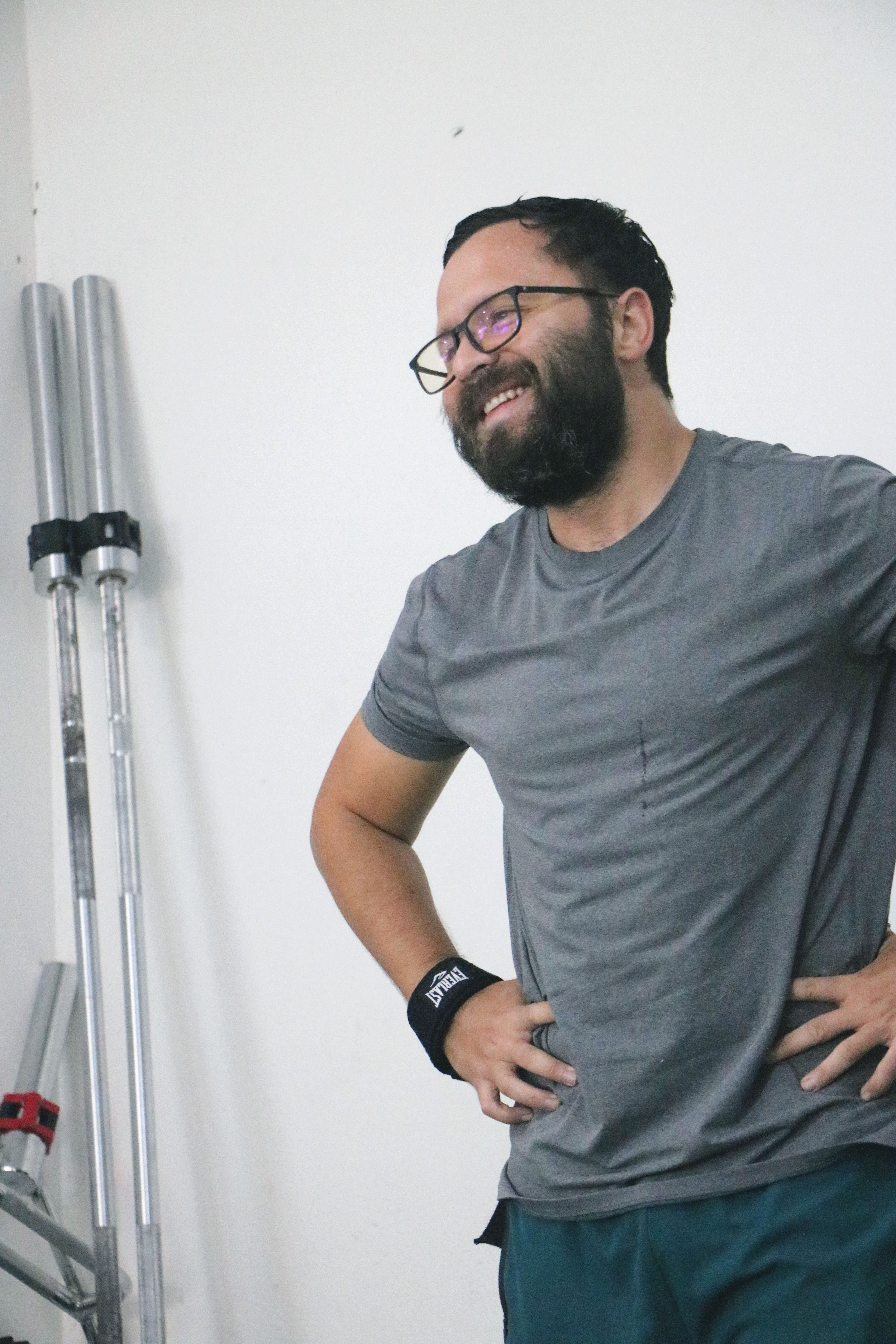 Paciente joven sonriendo durante su sesión de ejercicio terapéutico